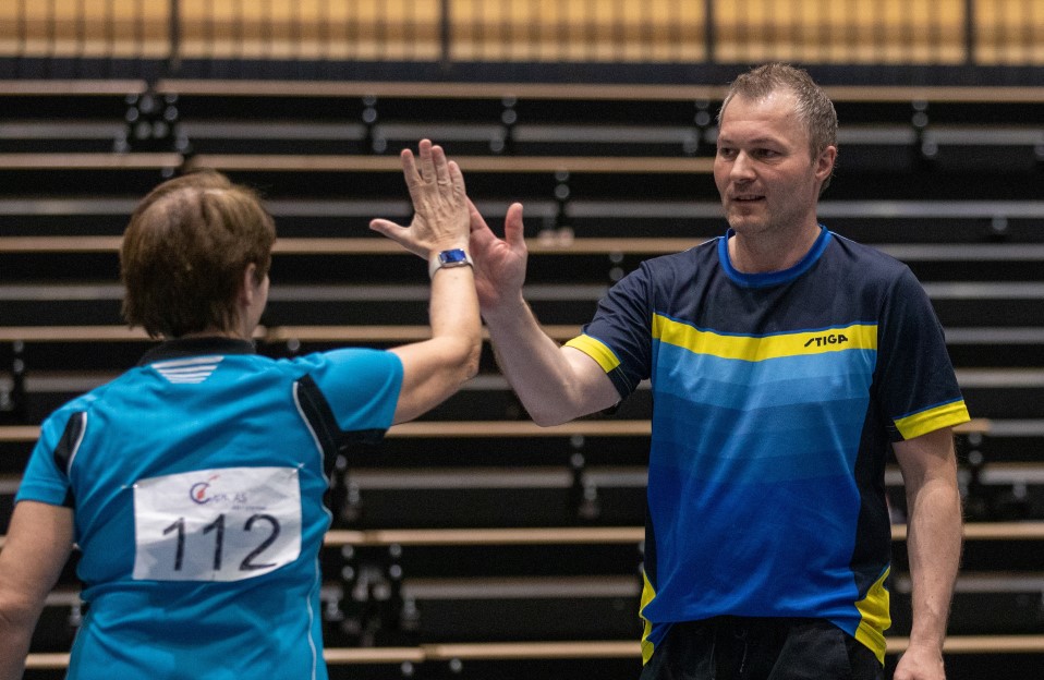 NM-gull til Bente Ulstein og Roger Andersson i Mixed double 50. Foto: Brage Titlestad