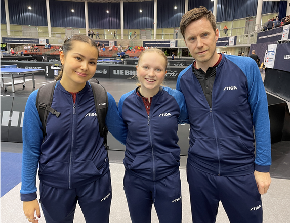 Foto: Kevin Johansen
Våre spillere Martine Toftaker og Christine Kalvatn, og coach Eirik Ansnes har all grunn til å smile etter dette mesterskapet
