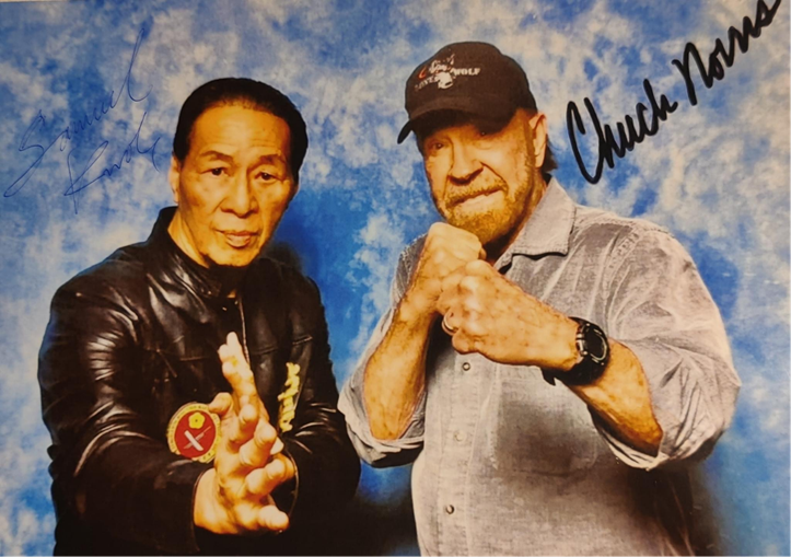 Foto: Privat. Samuel Kwok med en annen kampsport-legende, Chuck Norris.