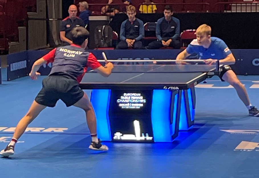 Foto: Kevin Johansen. I denne arenaen skal det spilles WTT Grand Smash i 2025. Her spiller Khai Noah Lam mot Tom Jarvis i Malmö Arena under lag-EM i fjor.