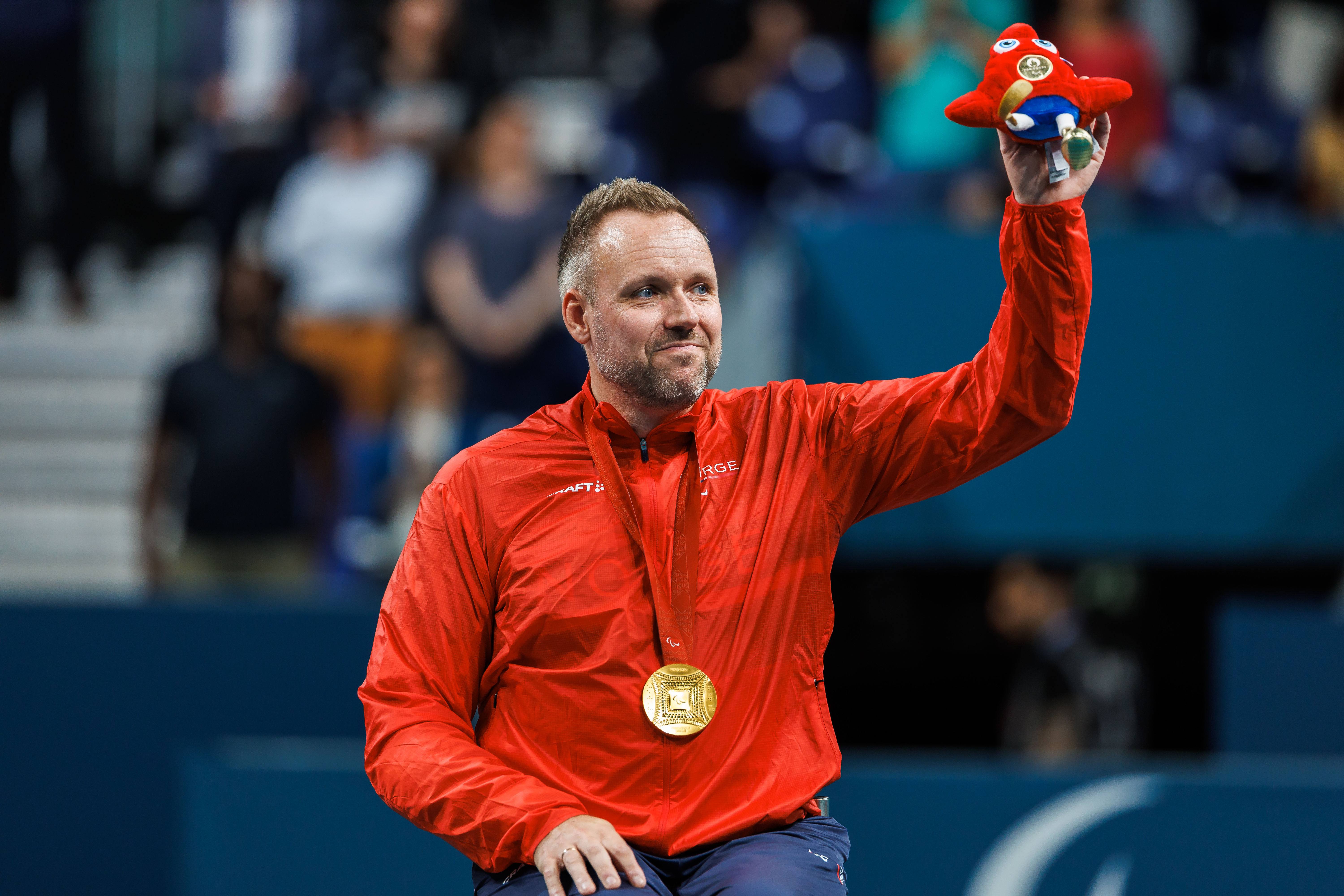 ITTF med stor reportasje om Tommy på ettårsdagen for Paralympics-gullet