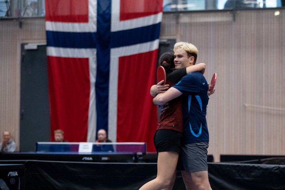 Martine Toftaker, B-72 og Finn Vetvik, Fornebu BTK vant NM-gull i Mixed double. Foto: Brage Titlestad, NBTF
