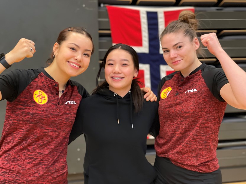 NM-gull til B-72 i damer eldre junior lag. Fra venstre: Martine Toftaker, Vivian Huynh og Rebekka Carlsen. Foto: Ghassan Chaer