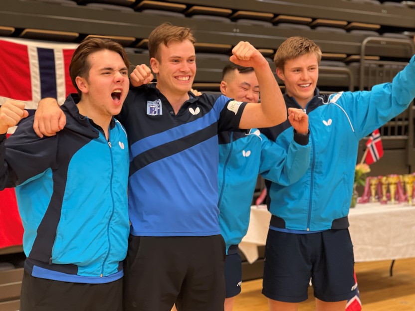 NM-gull til Fornebu BTK i herrer eldre junior lag. Fra venstre: Sigurd Tjalveson Sørheim, Finn Vetvik, Alex Lund og Sebastian Flaatten. Foto: Ghassan Chaer