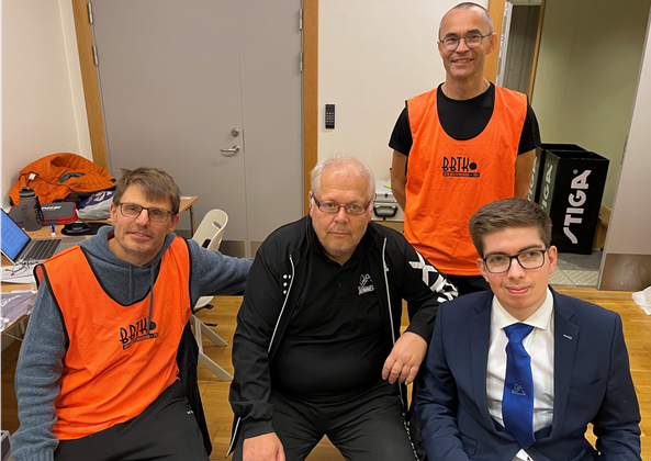 Foto: Kevin Johansen.
Sentrale personer som sikret god gjennomføring av NC1 i Bodø:
Espen Wiik (arrangementsleder), Sigbjørn Skjerpen (overdommer), Bjørn Helge Handegård (stående,  teknisk delegert) og Auden-Magnus Nilsen-Nygaard Hjelseng (assisterende overdommer)
