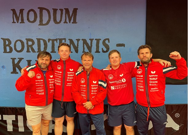 Foto: Kevin Johansen. Modum topper 2.divisjon avd. B sammen med Fokus.
Her er Modum-spillerne, fra venstre, Dag Frode, Didrik, Bjørn Erik, Truls og Joachim