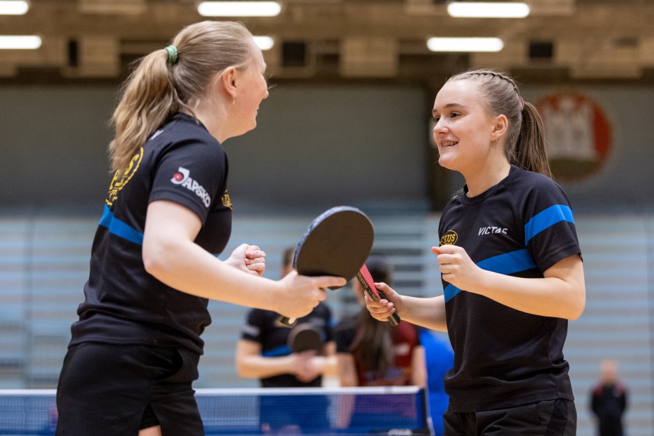 Filippa Skjøld-Hinze og Christine Kalvatn Norgesmestere i damer junior double. Foto: Brage Titlestad, NBTF.