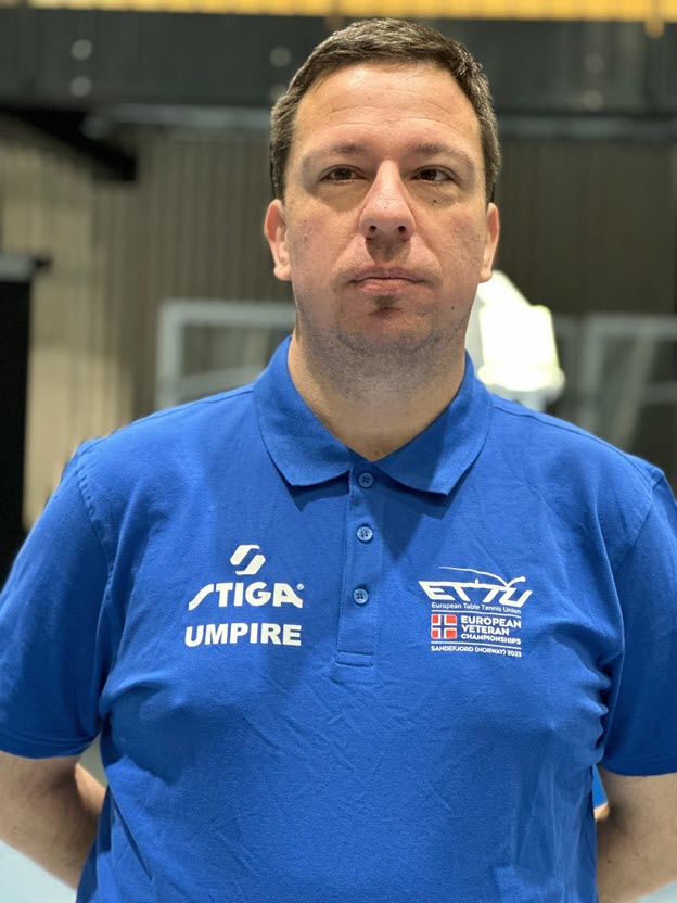 Luis Betancor kan mer enn å dømme bordtennis, denne helgen styrte han rekruttstevnet med stødig hånd. 